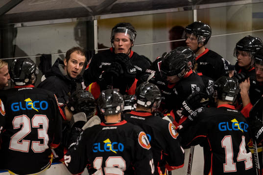 Åstorps tränare Peter Hall pratar med sina spelare