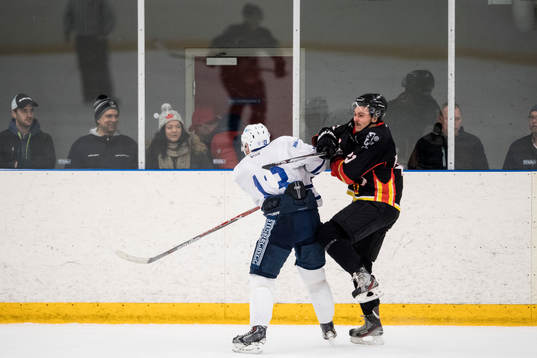 Åstorps Viktor Ekelund tacklas av Jonstorps Jacob Persson