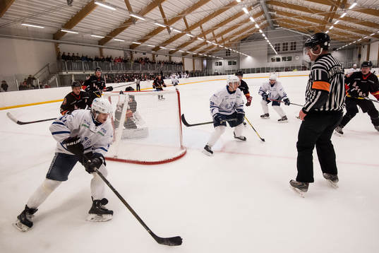 Jonstorps Carl Lindqvist med pucken bakom Åstorps målvakt
