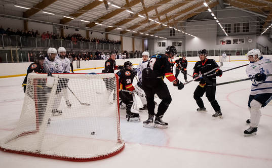 Jonstorps Sylvester Hjerpe (th) gör matchavgörande 3-4
