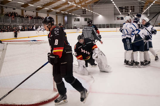 Åstorps målvakt Niklas Oden och Philip Gunnarsson deppar