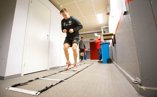 Färjestads Andreas Jämtin värmer upp