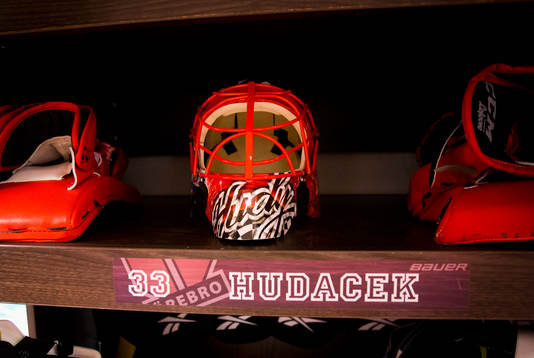 Porträtt på Örebros målvakt Julius Hudaceks mask i