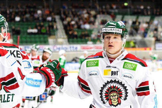 Frölundas Carl Grundström jublar med båset