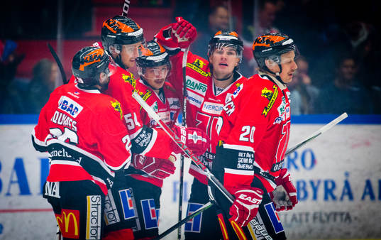 Örebros Peter Andersson gör 1-0 och jublar
