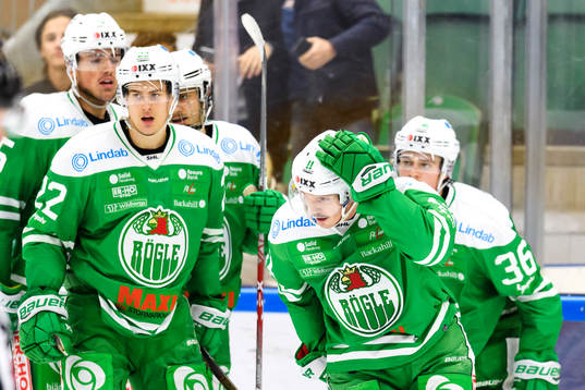Rögles spelare jublar