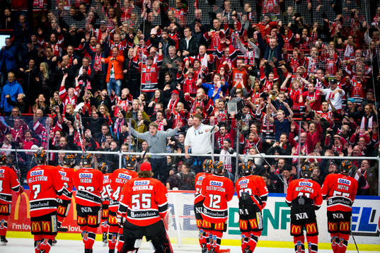 Örebrospelarna jublar framför fansen