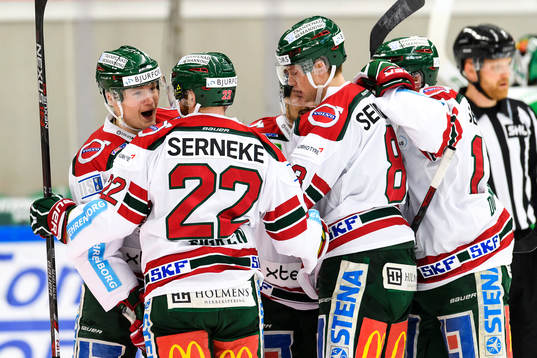 Frölundas Carl Grundström jublar med sina lagkamrater