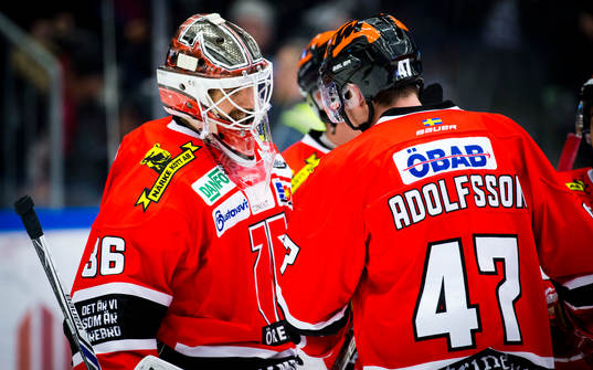 Örebros målvakt Axel Brage och Johan Adolfsson jublar