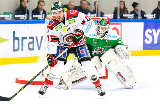 Frölundas Sebastian Stålberg oroar framför Rögles