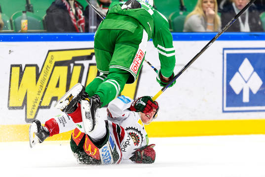 Rögles Ludvig Rensfeldt kör över Frölundas Victor