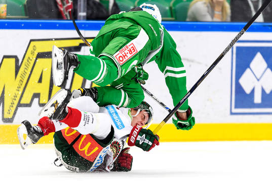 Rögles Ludvig Rensfeldt kör över Frölundas Victor