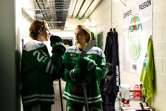 Rögles Morten Jensen och Simon Ryfors i spelargången