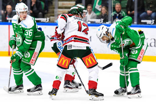 Frölundas Joni Ikoneno och Rögles Timothy Liljegren i