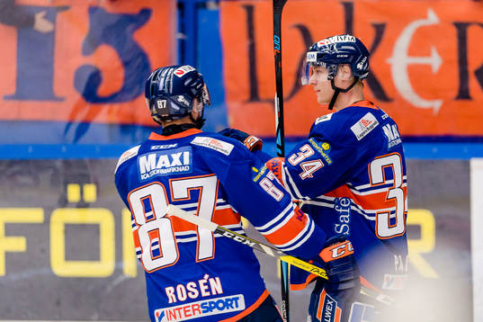 Växjös Robert Rosén och Olli Palola jublar