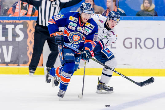 Växjös Erik Josefsson jagas av Linköpings Vilmos Gallo