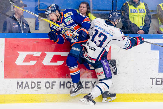 Linköpings Andrew Gordon tacklar Växjös Robert Rosén