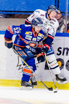 Växjös Arvid Lundberg tacklar Linköpings Emil Sylvegård