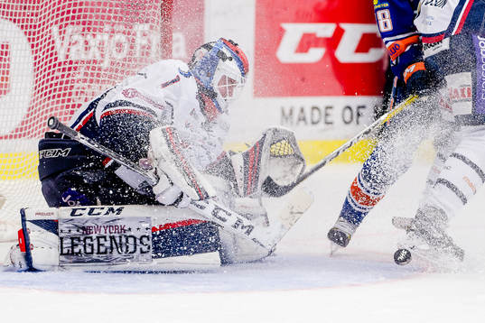 Linköpings målvakt Marcus Högberg blir nerprutad med snö