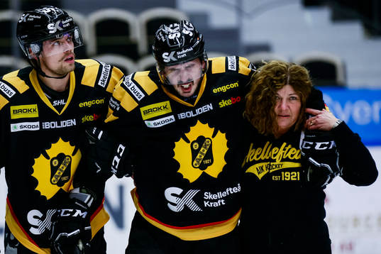 Skellefteås Fredrik Lindgren får hjälp av Emil