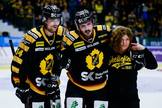 Skellefteås Fredrik Lindgren får hjälp av Emil