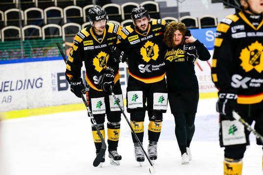 Skellefteås Fredrik Lindgren grinar illa