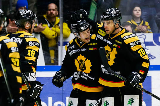 Skellefteås Oscar Möller och Joakim Lindström jublar
