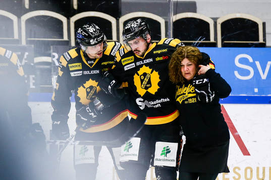 Skellefteås Fredrik Lindgren leds ut skadad av Emil