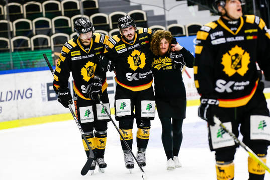 Skellefteås Fredrik Lindgren leds ut skadad av Emil