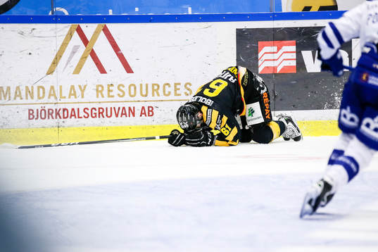 Skellefteås Fredrik Lindgren ligger skadad på isen