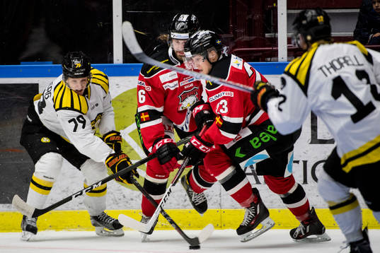 Brynäs Daniel Mannberg mot Malmö Redhawks Stefan Warg och