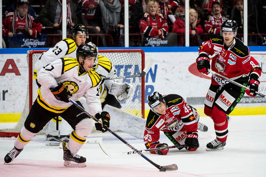 Brynäs Gustaf Thorell tar pucken samtidigt som Malmö