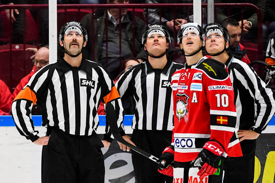 Domarna kollar på  videogranskning