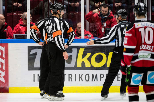 Domarna videogranskar ett mål och godkänner 0-1 målet