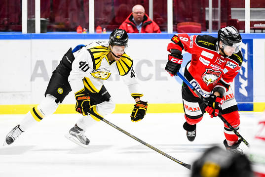 Brynäs Jesper Jensen tacklas av Malmö Redhawks Frederik