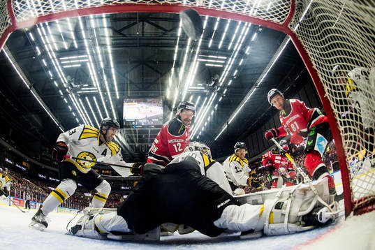 Malmö Redhawks Ilari Filppula (th) gör 1-1 målet bakom
