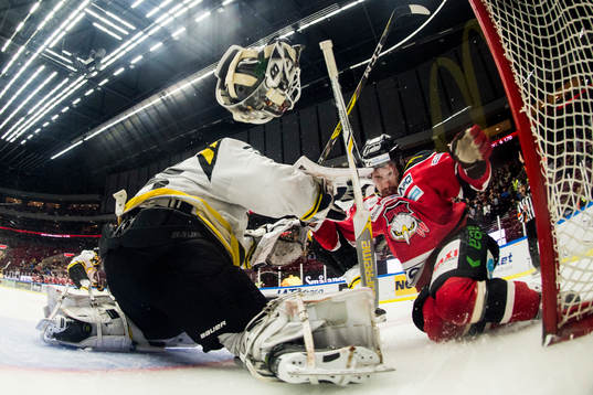Malmö Redhawks Konstantin Komarek krockar med Brynäs