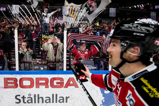 Malmö Redhawks Nichlas Hardt jublar mot publiken