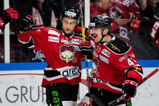 Malmö Redhawks Ilari Filppula och Nichlas Hardt jublar