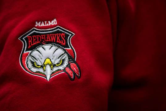 Malmö Redhawks klubbmärke som emblem på en tröja