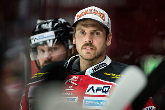 Malmö Redhawks målvakt Cristopher Nihlstorp i båset