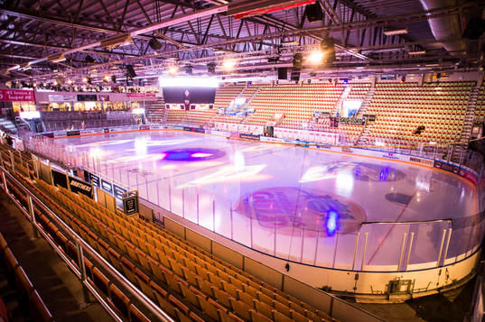 Interiört i ABB arena Rosenholminnan ishockeymatchen i SHL