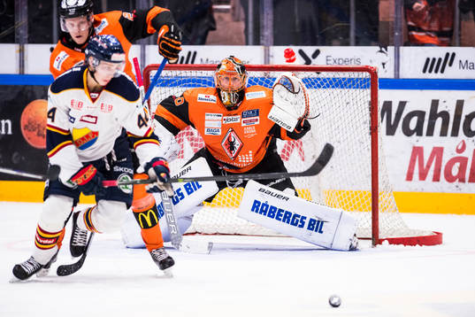 Karlskronas målvakt Johan Holmqvist med ögonen på pucken