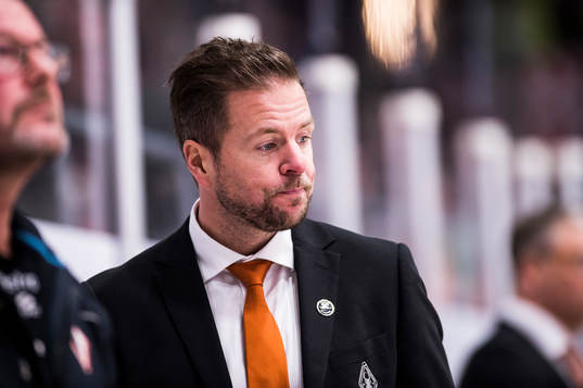 Karlskronas assisterande tränare Mikael Aaro deppar