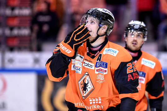 Karlskronas Alexander Bergström jublar