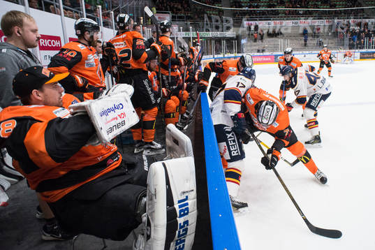 Karlskronas målvakt Johannes Jönsson i båset,