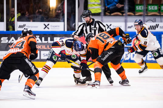 Djurgårdens Patrik Lundh och Karlskronas Emil Larsson tekar