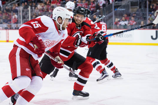 Detroits Riley Sheahan och New Jerseys Jacob Josefson