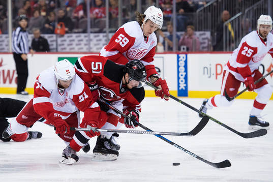 Detroits Frans Nielsen och Tyler Bertuzzi kämpar mot New