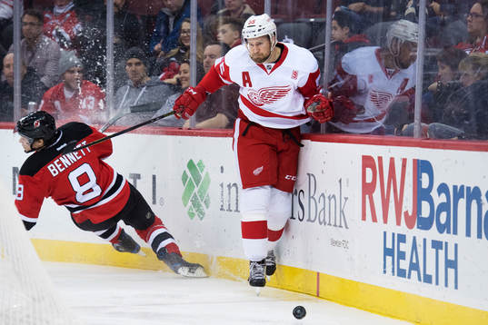 New Jerseys Beau Bennett och Detroits Niklas Kronwall